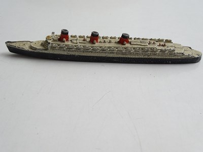 Lot 136 - A DINKY TOYS 534 diecast Queen Mary model...