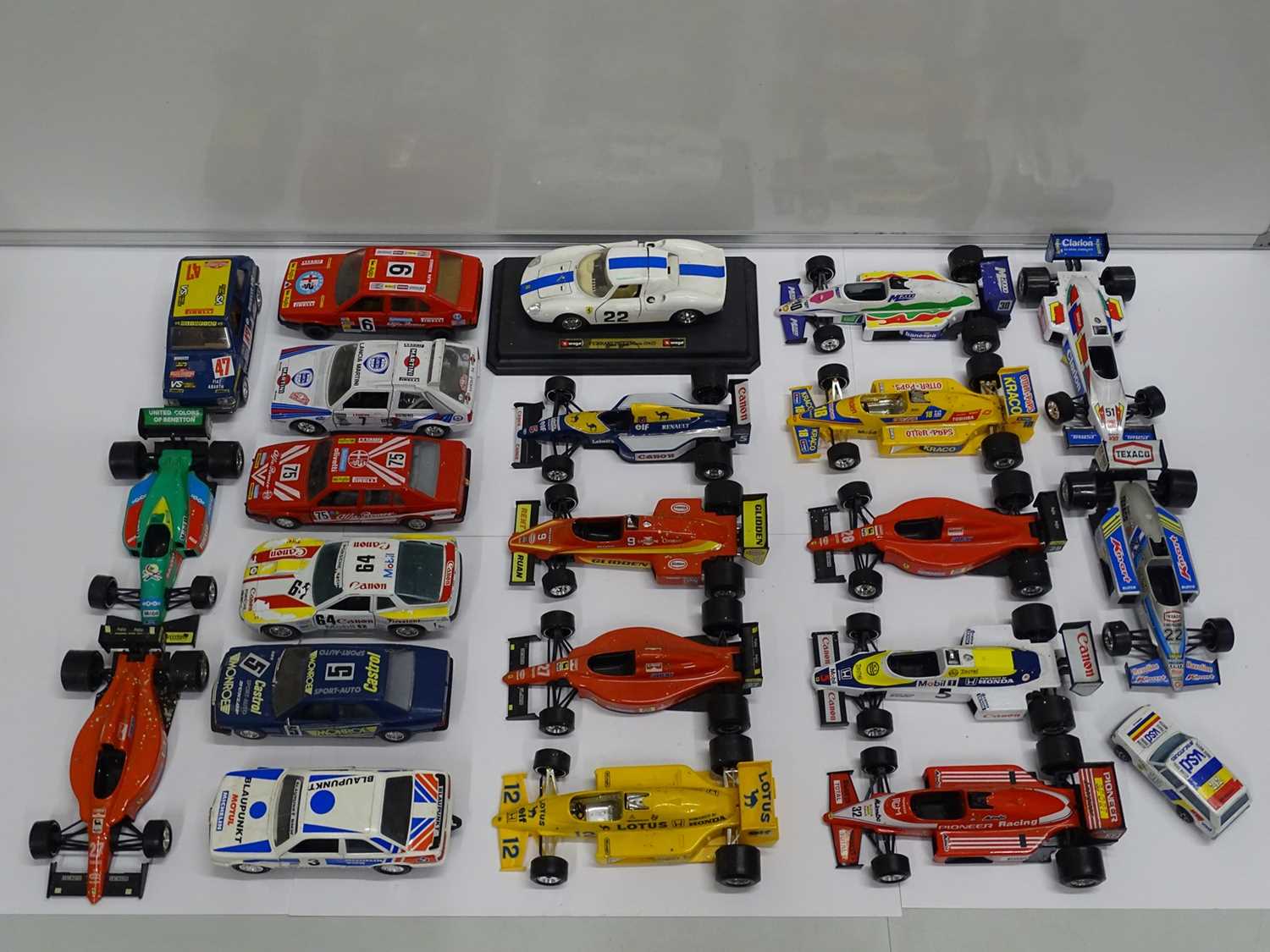 Lot 151 - A group of mostly 1:24 scale unboxed vintage...