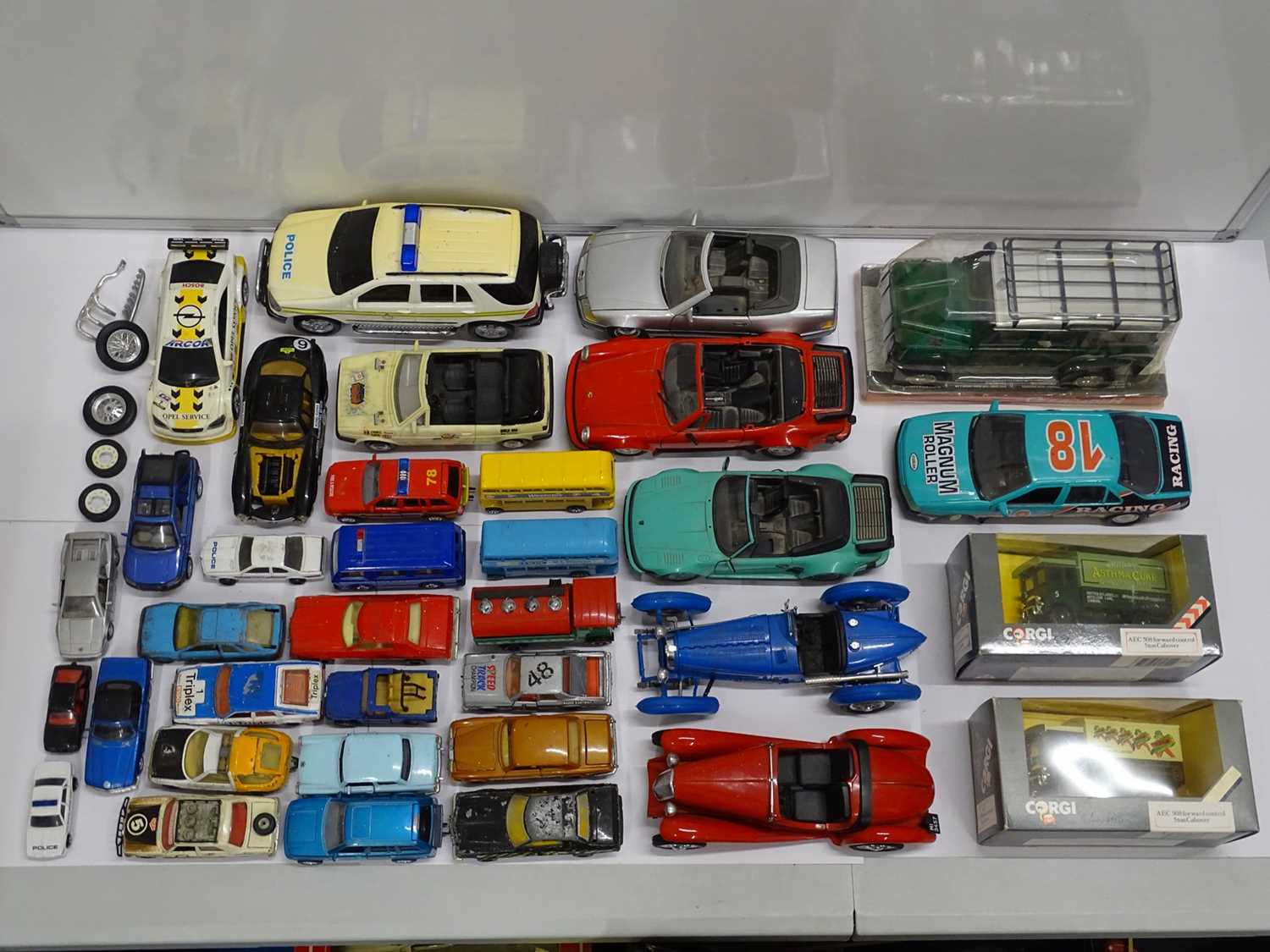 Lot 152 - A group of mostly unboxed mixed scale diecast...