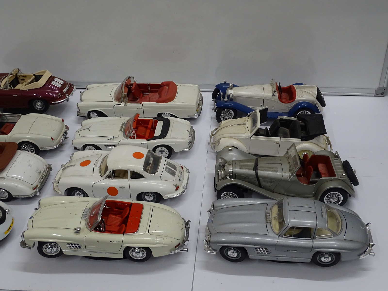Lot 154 - A group of unboxed 1:18 scale diecast cars