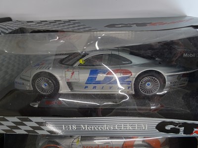 Lot 166 - A group of boxed 1:18 scale diecast MAISTO...