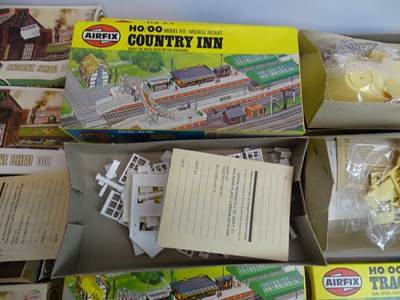 Lot 176 - A large quantity of OO scale kits by AIRFIX -...