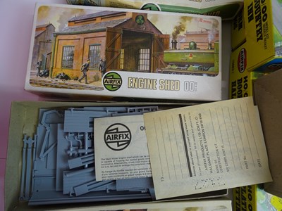 Lot 176 - A large quantity of OO scale kits by AIRFIX -...