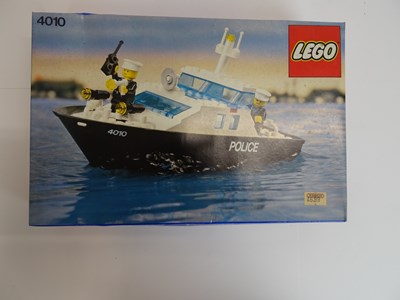 Lot 183 - A small group of vintage 1980s LEGO sets to...