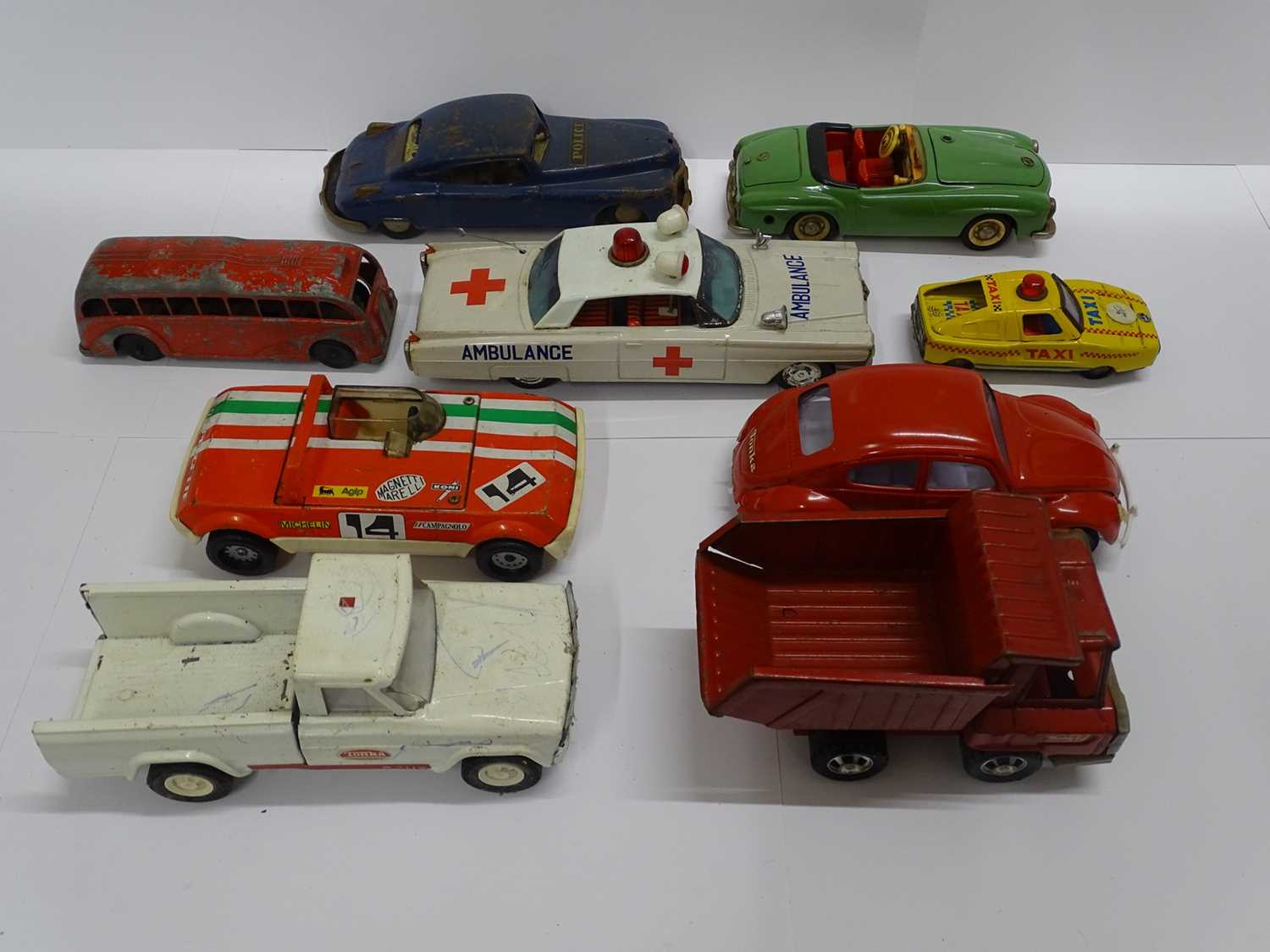 Lot 185 - A mixed group of tinplate large scale model...