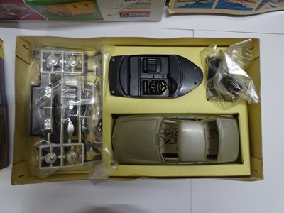 Lot 186 - A group of unbuilt 1:24 and 1:32 scale plastic...