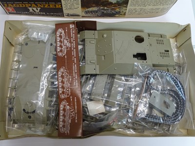 Lot 190 - A group of unbuilt plastic kits in various...