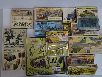 Lot 193 - A group of unbuilt plastic kits in various...