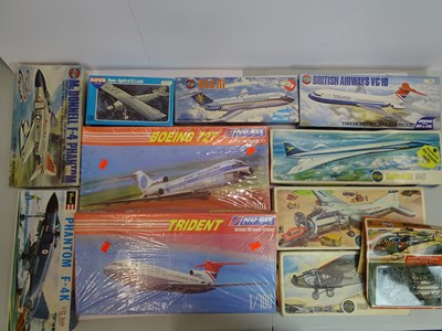 Lot 194 - A group of mostly unbuilt plastic kits in...