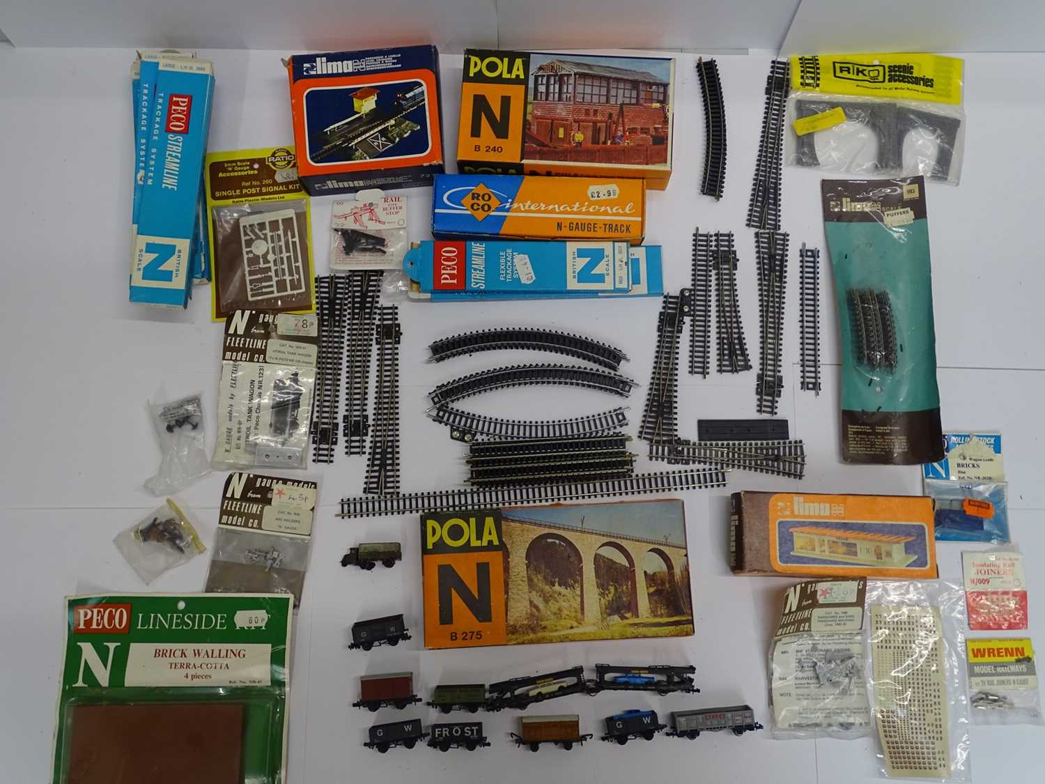 Lot 232 - A group of N gauge wagons, track and...