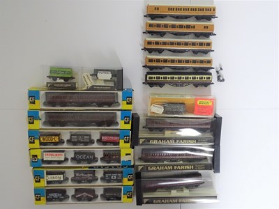 Lot 241 - A group of boxed and unboxed N gauge wagons...