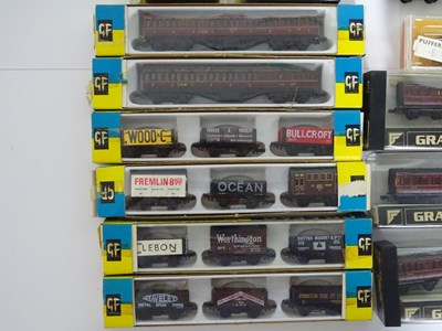 Lot 241 - A group of boxed and unboxed N gauge wagons...