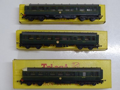 Lot 248 - A TRI-ANG TT gauge T190/136/137 3-car class...