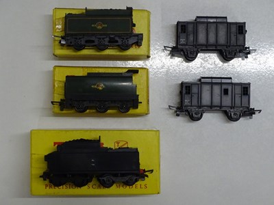 Lot 250 - A group of TRI-ANG TT gauge comprising a T94...