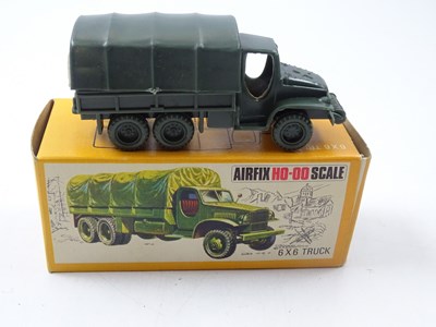 Lot 258 - A group of HO scale civilian and military...