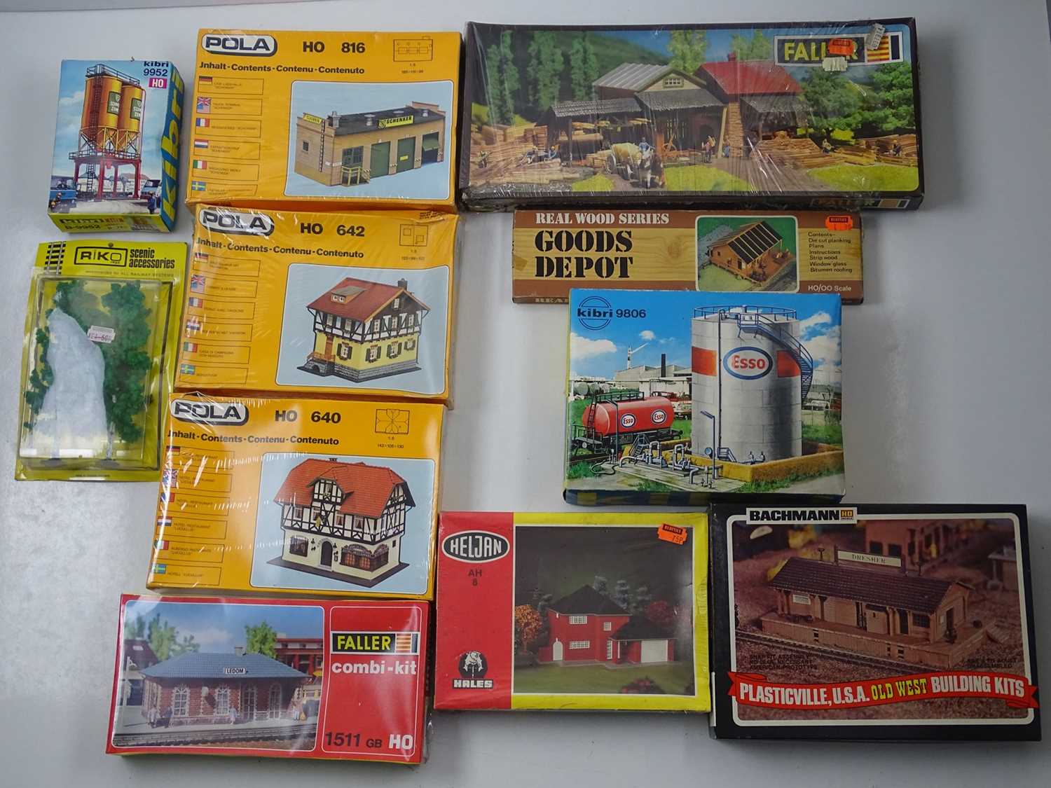 Lot 264 - A group of HO gauge unbuilt buildings and...