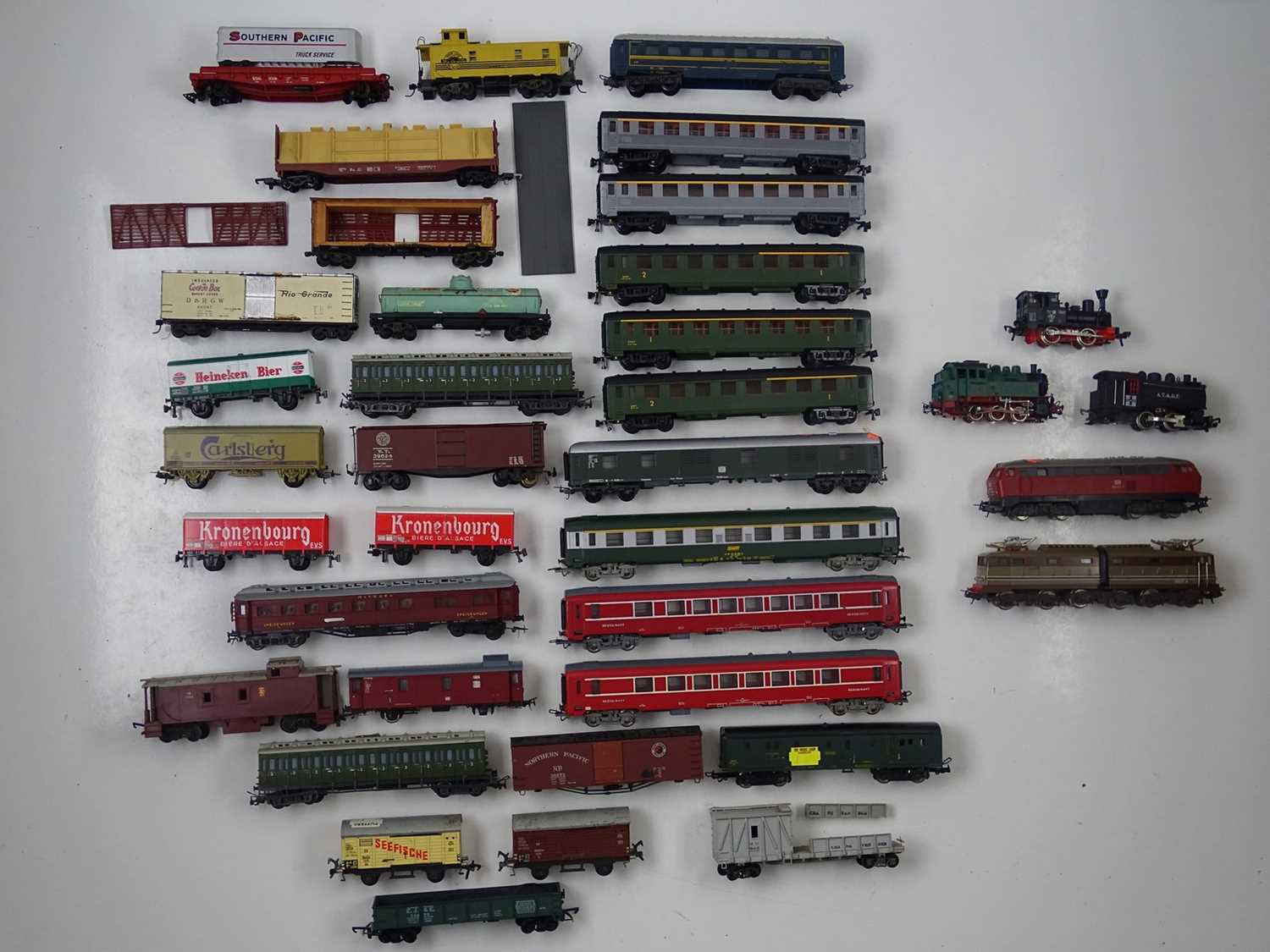 Lot 265 - A quantity of HO gauge European and American...