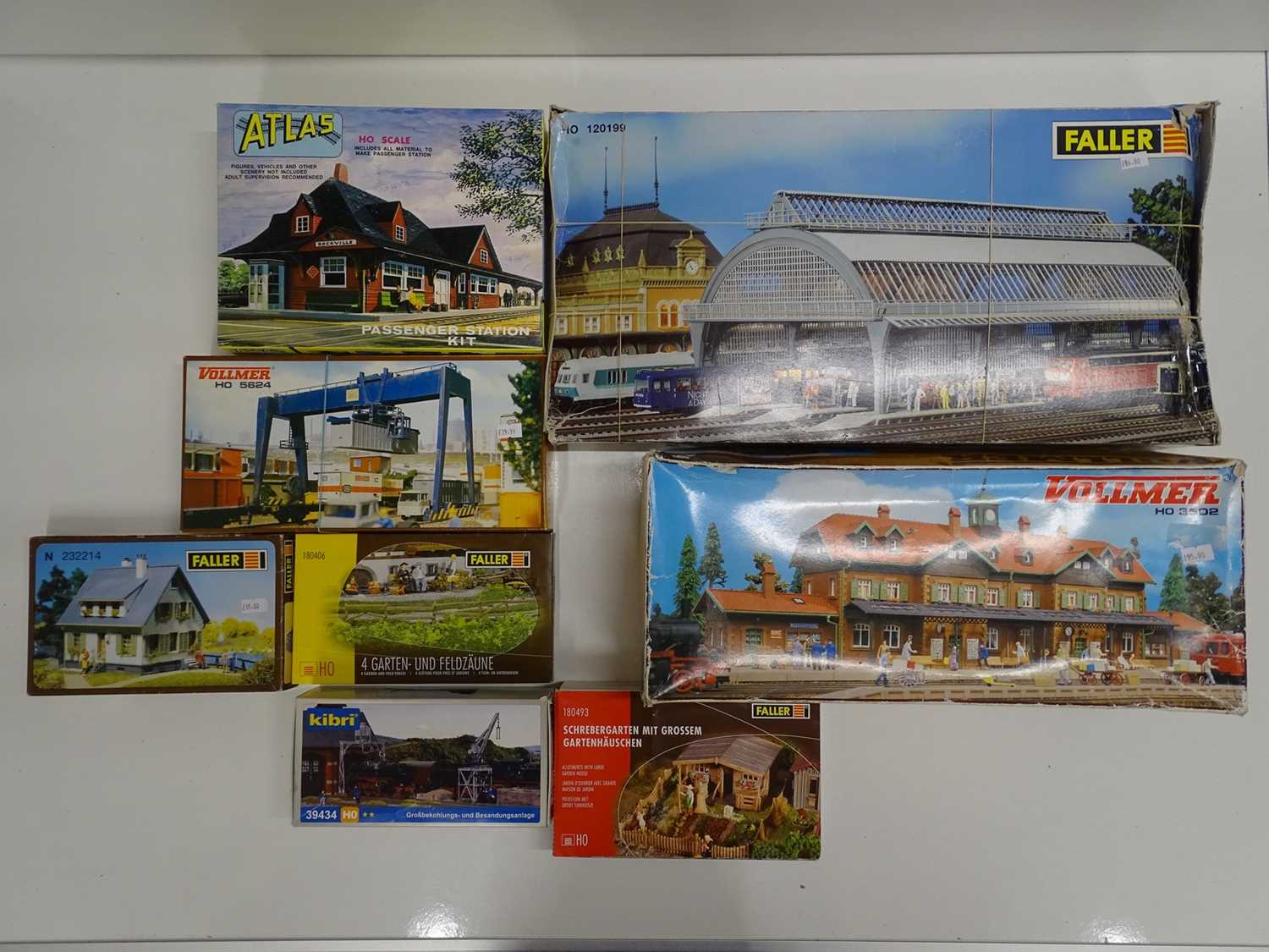 Lot 294 - A group of unbuilt HO gauge building kits by