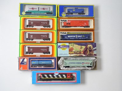 Lot 302 - A group of HO gauge American outline rolling...