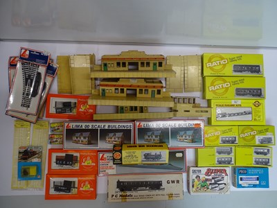 Lot 315 - A large tray of OO gauge unbuilt kits by RATIO,...