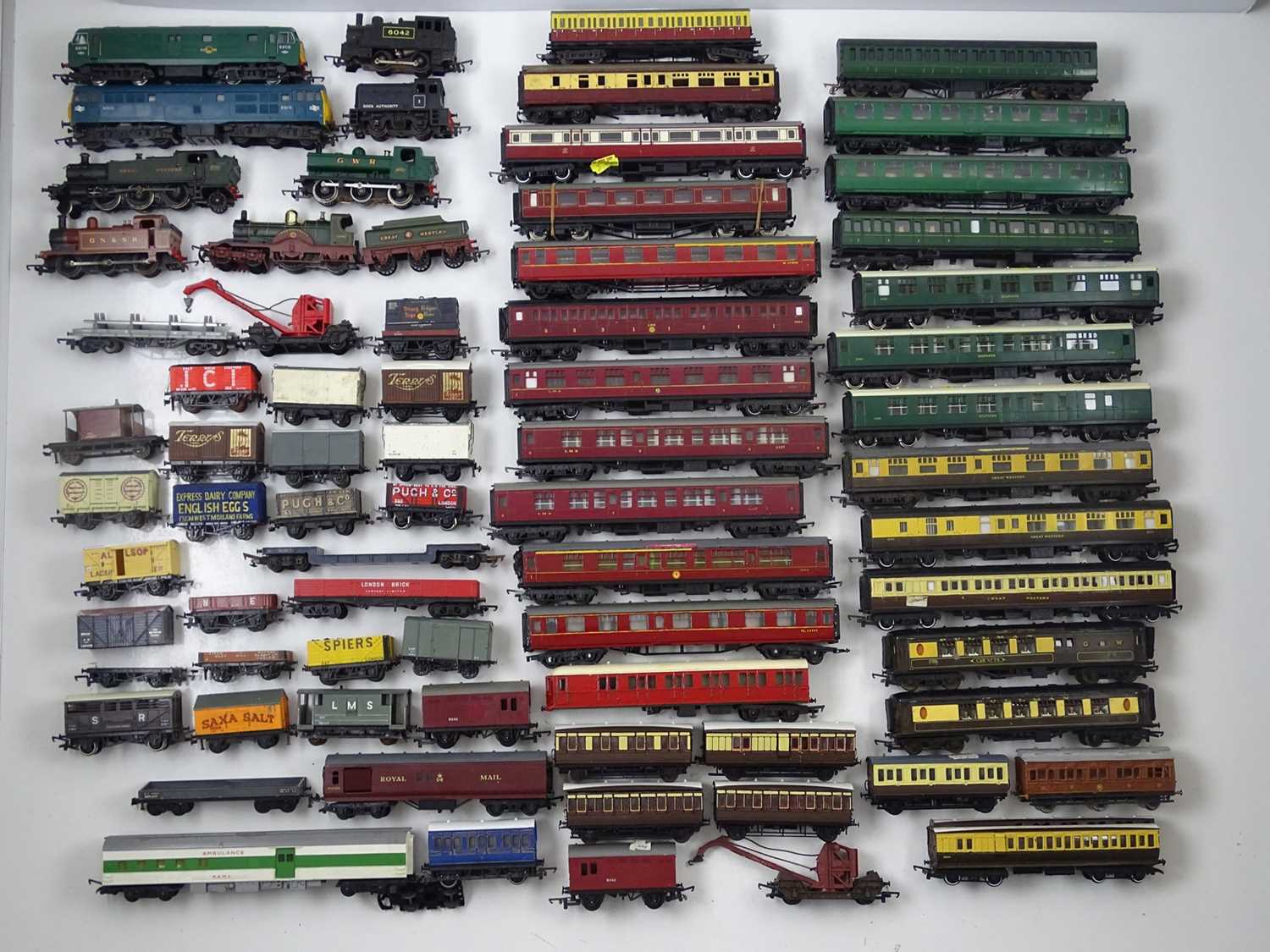 Lot 330 - A large quantity of OO gauge unboxed...