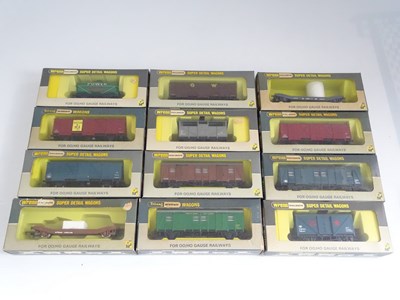 Lot 338 - A mixed group of WRENN OO gauge wagons - VG in...