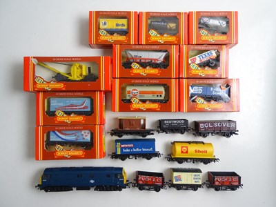 Lot 369 - A group of boxed and unboxed HORNBY OO gauge...