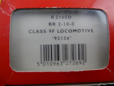Lot 390 - A HORNBY OO gauge R2105D class 9F steam...