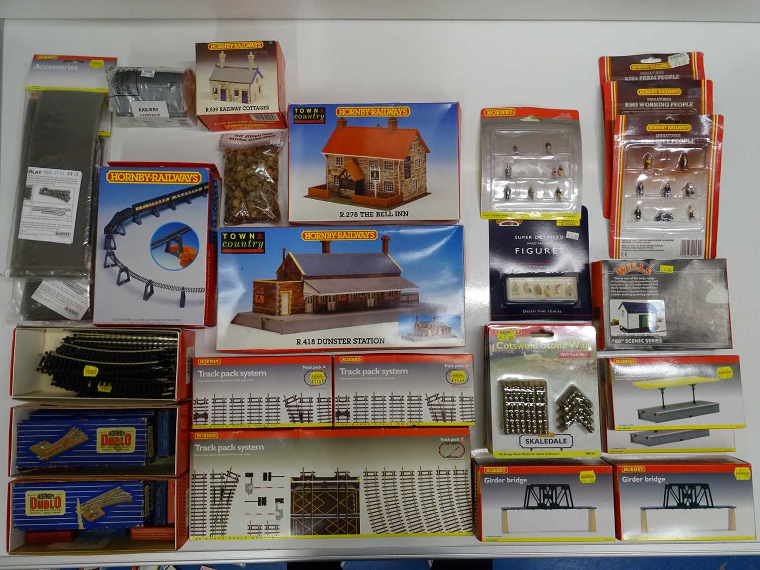 Lot 400 - A very large quantity of OO gauge building...