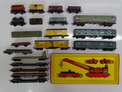 Lot 406 - A group of boxed and unboxed OO gauge wagons...