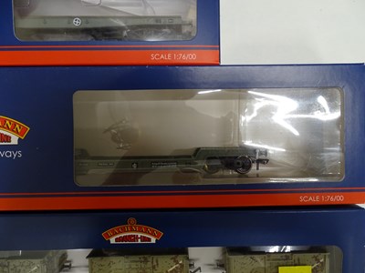 Lot 446 - A mixed group of OO gauge wagons by BACHMANN,...