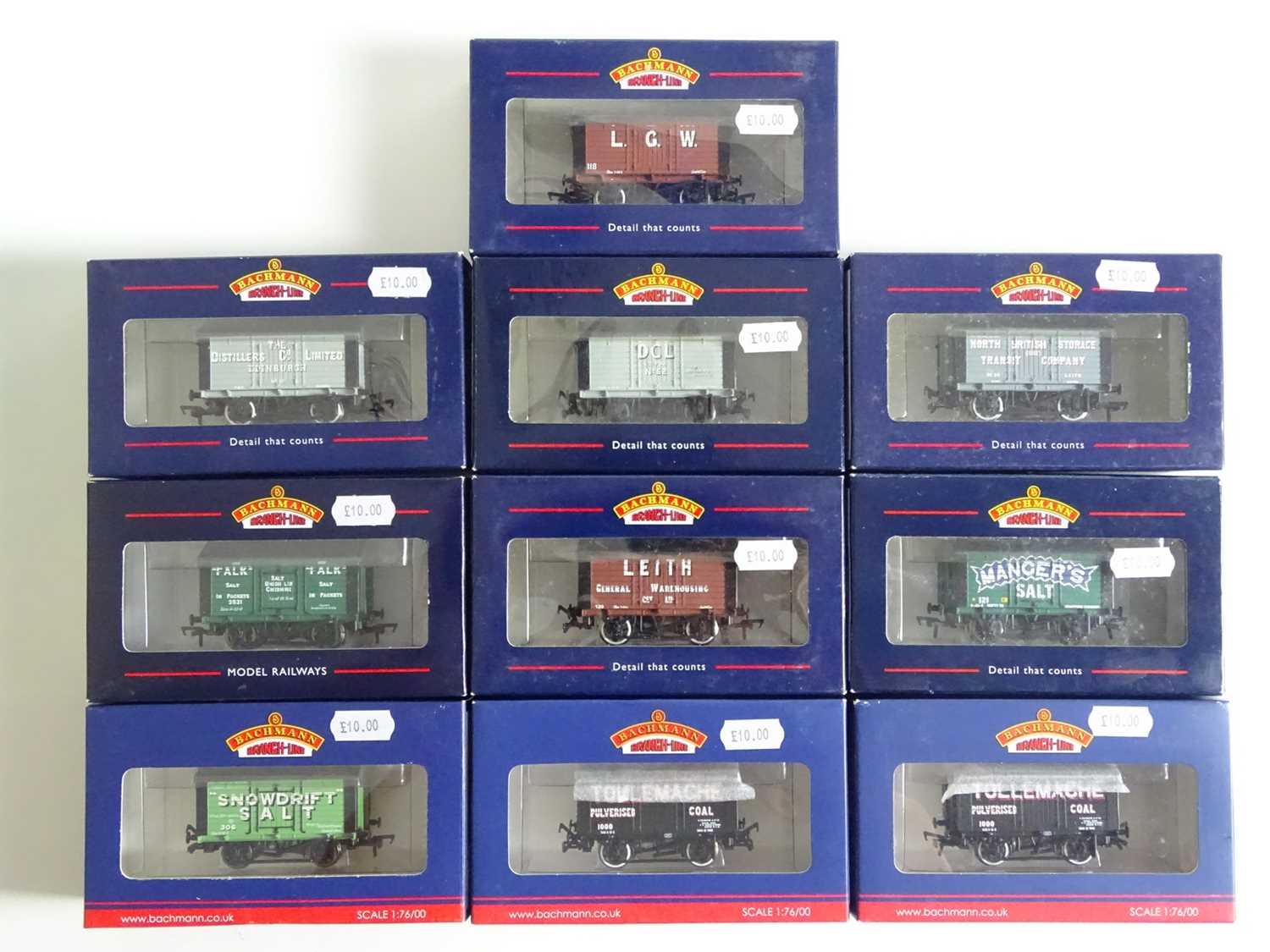 Lot 459 - A group of BACHMANN OO gauge mixed livery salt...