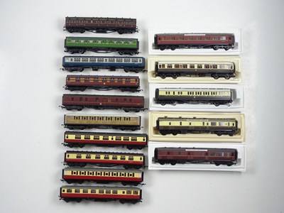 Lot 465 - A group of unboxed OO gauge coaches by HORNBY,...