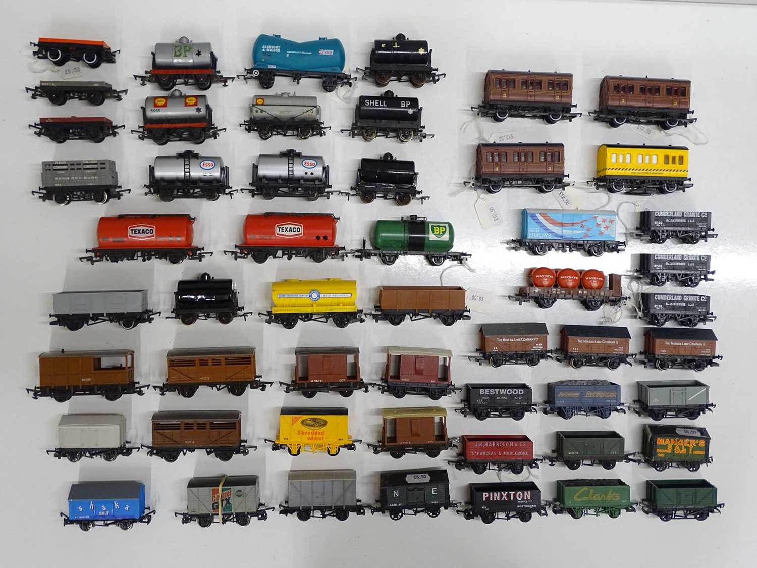 Lot 507 - A large quantity of OO gauge wagons by various...