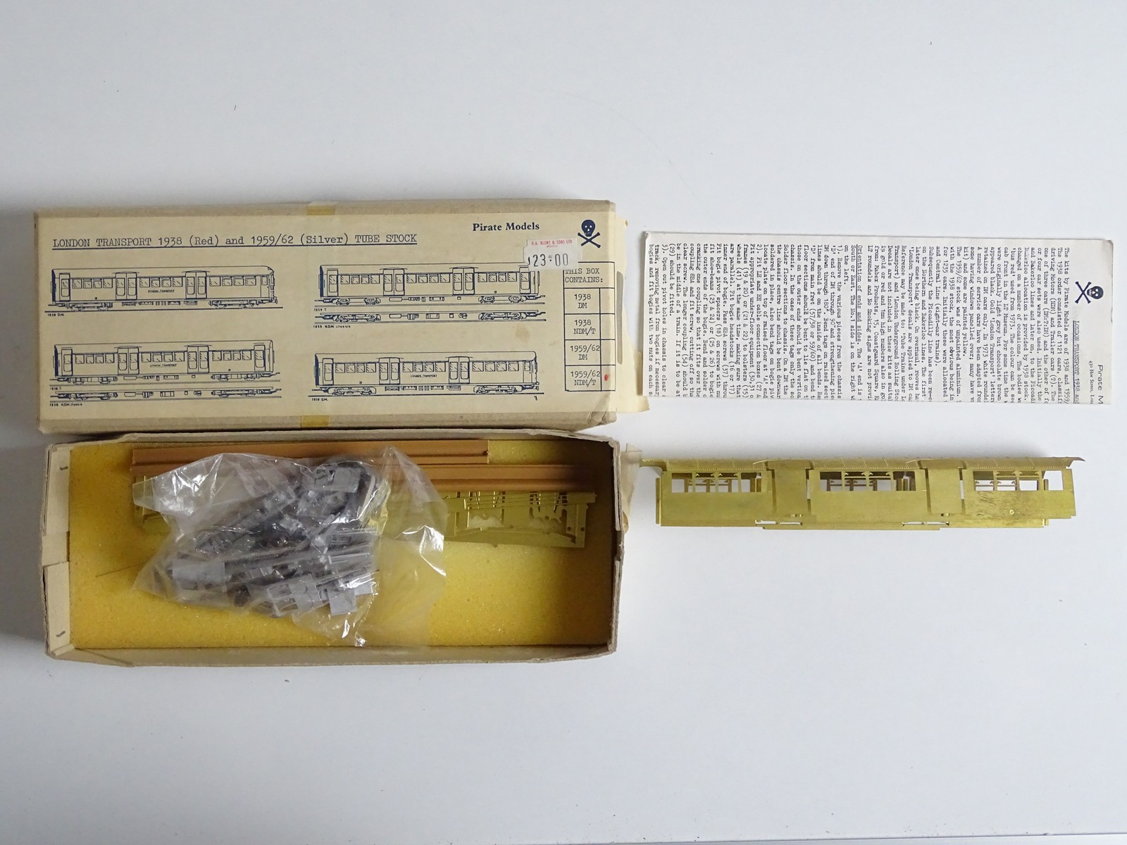 Lot 511 - An EFE OO gauge 4-car Central Line 1962 tube