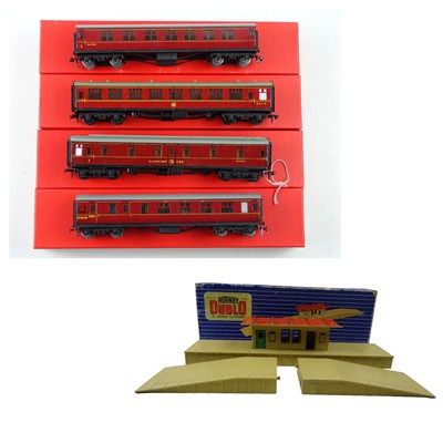 Lot 535 - A group of HORNBY DUBLO OO gauge corridor...