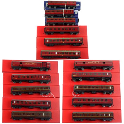 Lot 536 - A group of HORNBY DUBLO OO gauge suburban and...