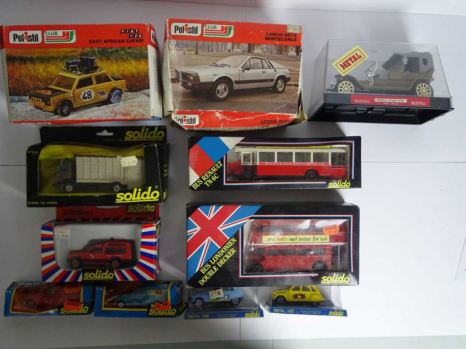 Lot 91 - A group of mixed scale diecast models of cars,...