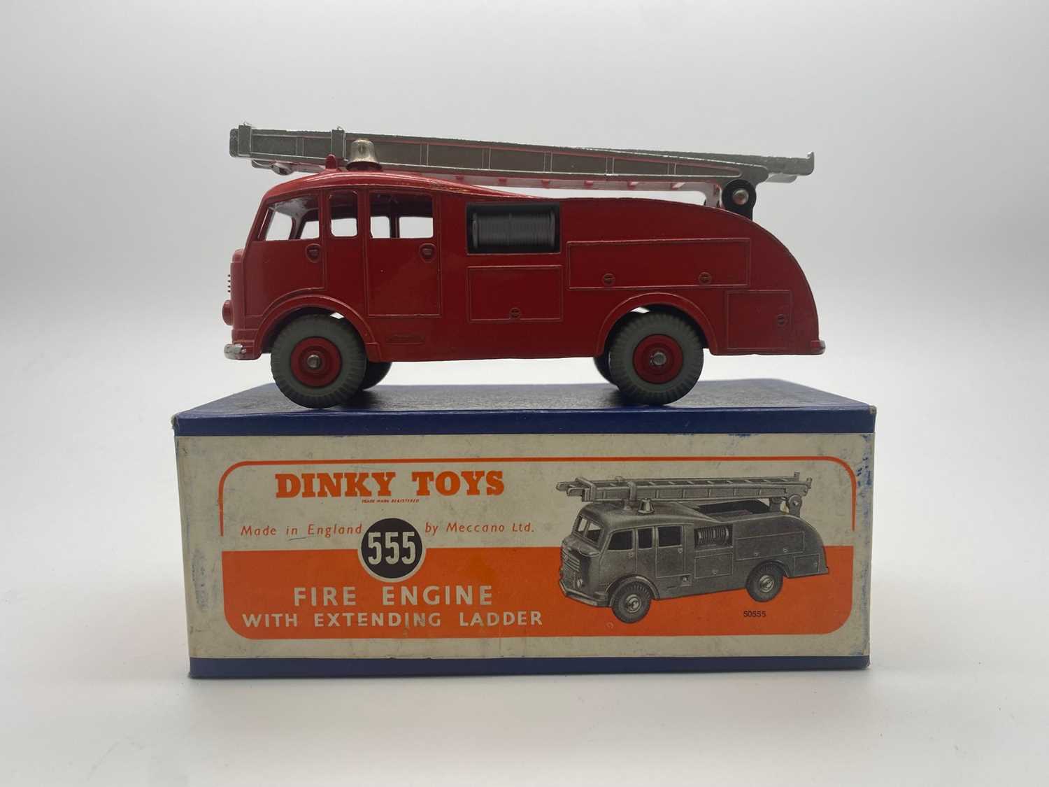 Lot 156 - A DINKY No 555 Fire Engine with Extending...