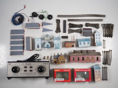 Lot 291 - A group of N gauge accessories and track by...