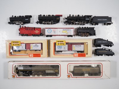 Lot 340 - A group of boxed and unboxed American outline...