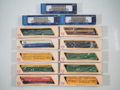 Lot 375 - A group of American outline HO gauge rolling...