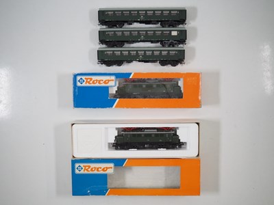 Lot 379 - A pair of ROCO 43404 HO gauge German outline...