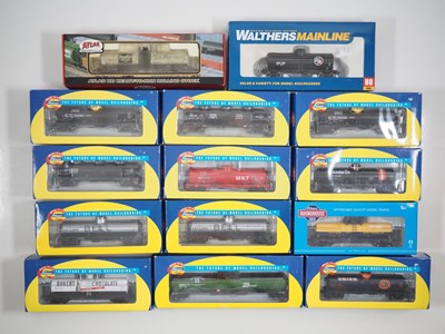 Lot 419 - A group of boxed American outline HO gauge...