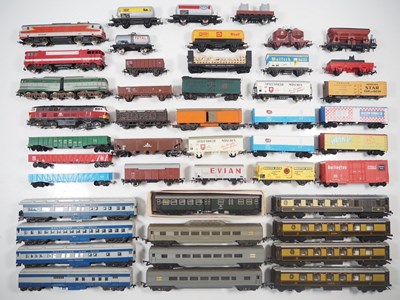 Lot 429 - A mixed large group of HO and OO gauge unboxed...