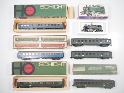 Lot 433 - A mixed group of European outline HO gauge...