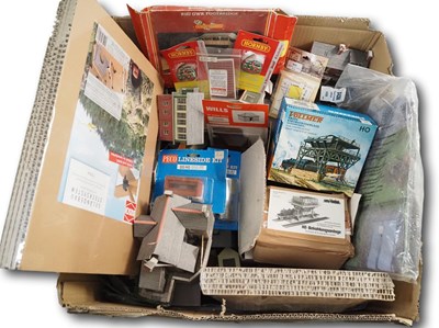 Lot 442 - A large removals box of OO / HO gauge model...