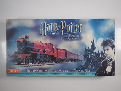 Lot 452 - A HORNBY R1053 OO gauge Harry Potter & the...