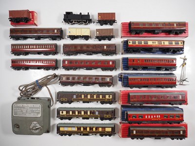 Lot 454 - A group of HORNBY DUBLO OO gauge rolling stock,...