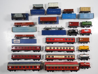 Lot 477 - A group of HORNBY DUBLO OO gauge 2 and 3-rail...